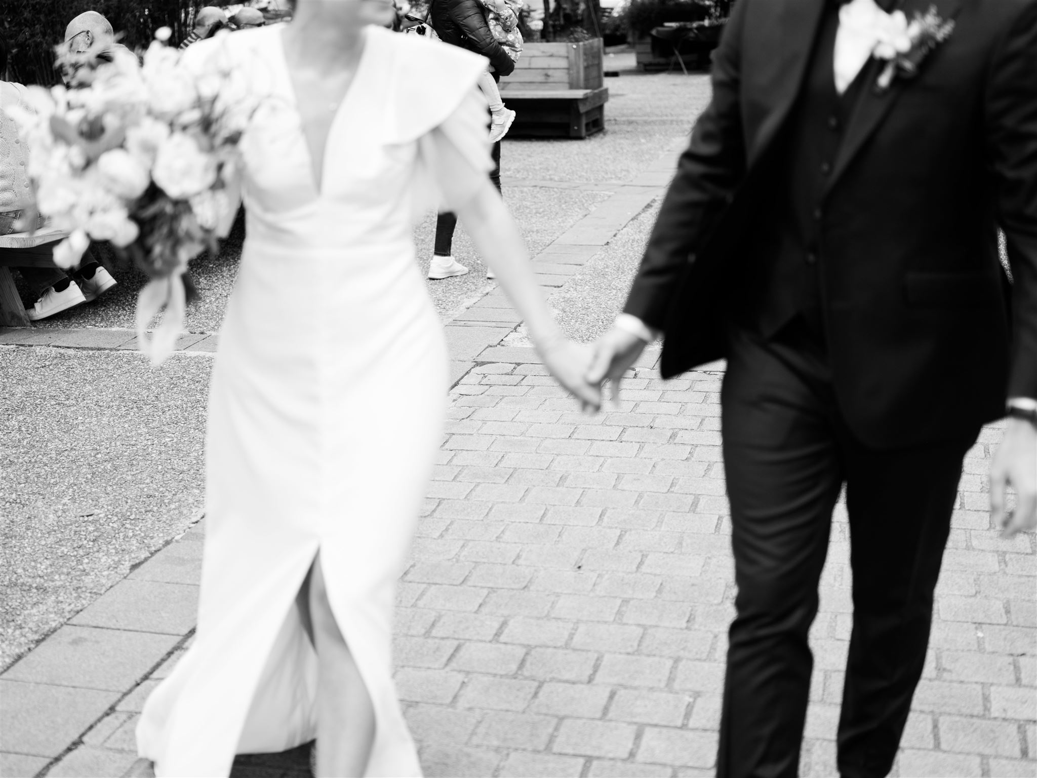 les mariés qui se rendent à la mairie