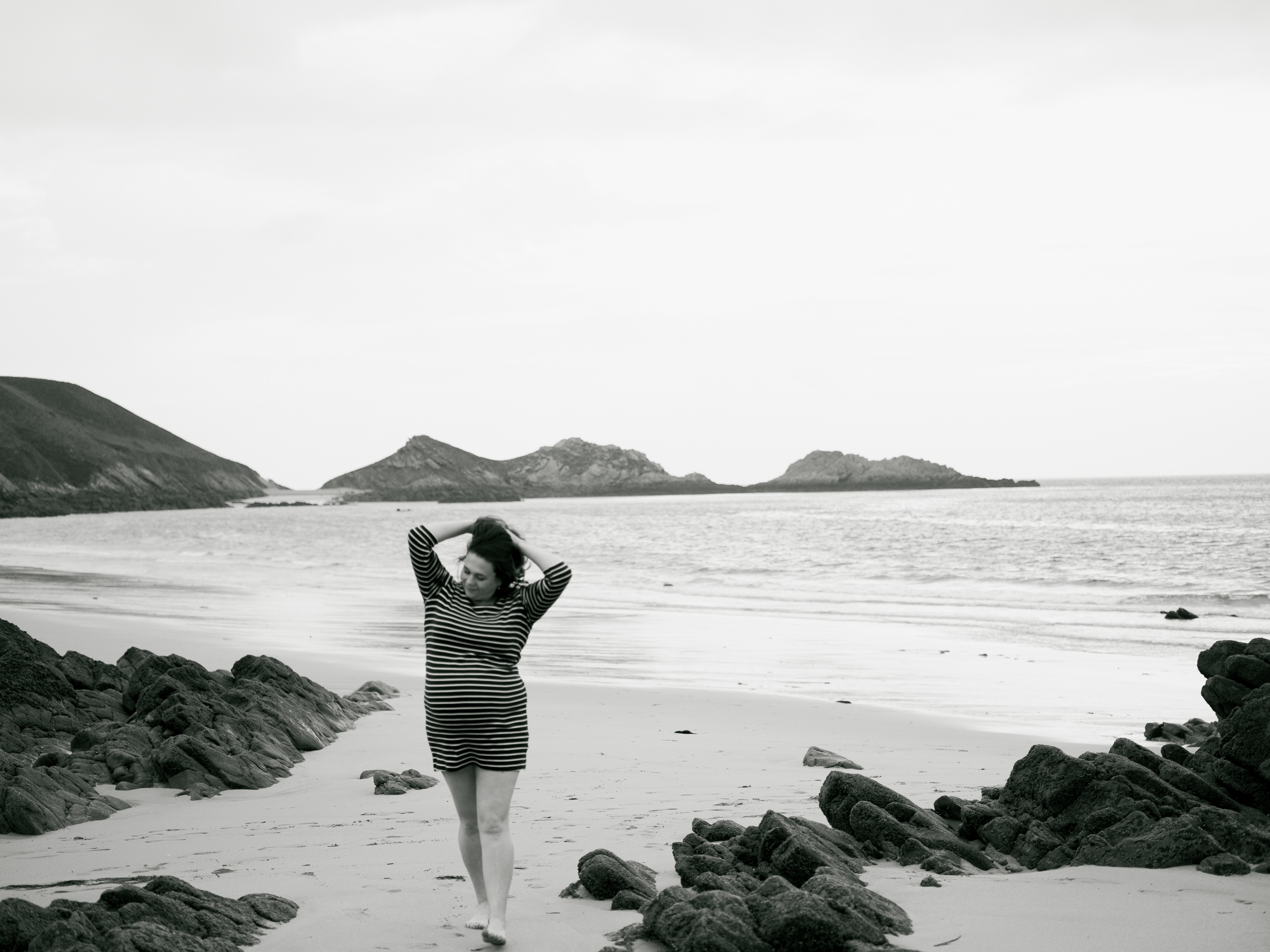 une femme enceinte sur la plage